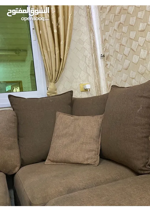 كنب زاوية بحالة جيدة جدا مستعمل وطاولة وسط عدد2 خشب زان وطاولة وسط كلاسيكية