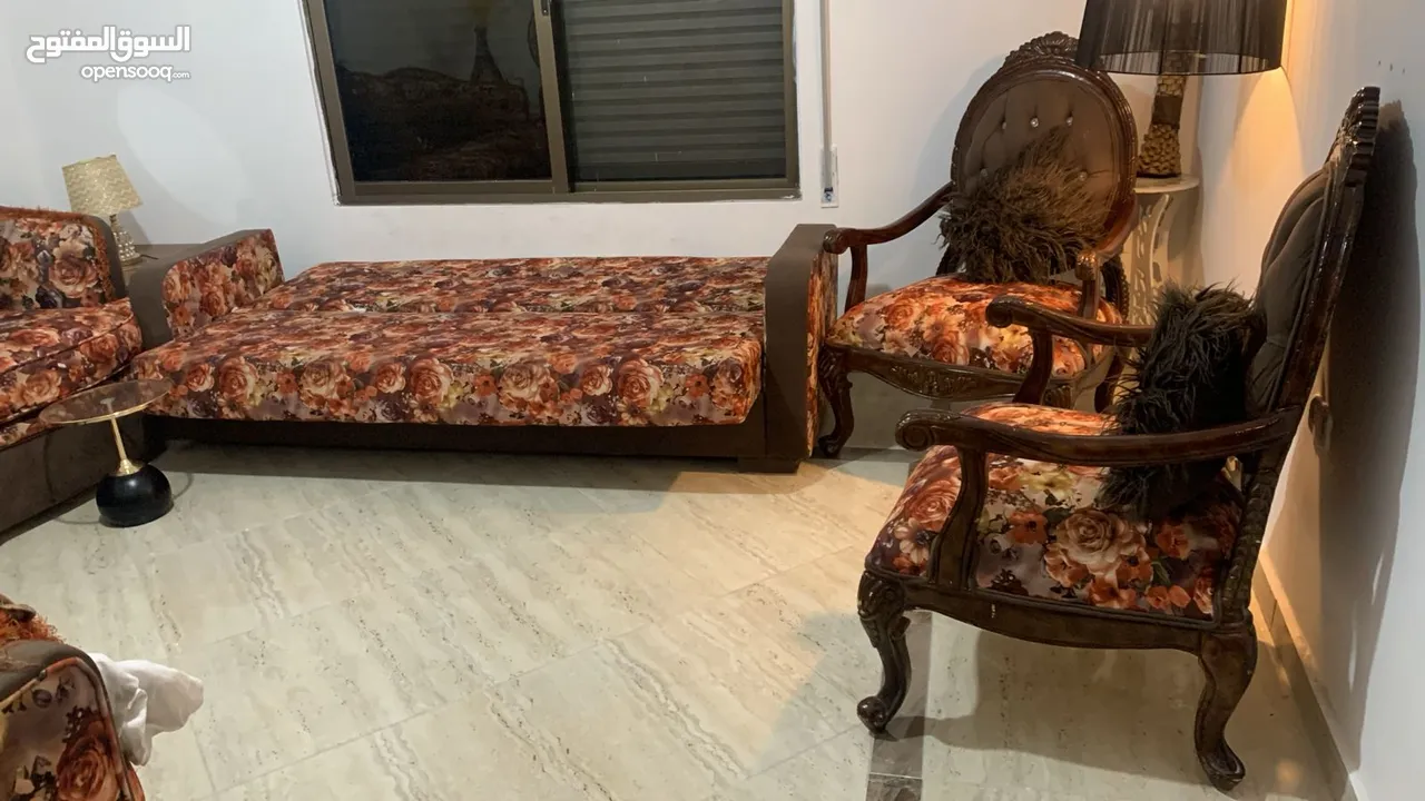 طقم كنب خشب زان مرتب للبيع بداعي السفر  بتكون من كرسيين وكنب عدد2مقعدين ب مقعدين واريكا