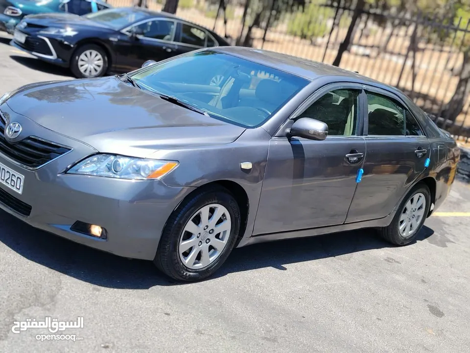 تويوتا كامري 2008 بنزين أصلي السيارة نخب لا ينقصها شيء خلفي جيد بسعر 5500 دينار ترخيص سنه كامله دهان