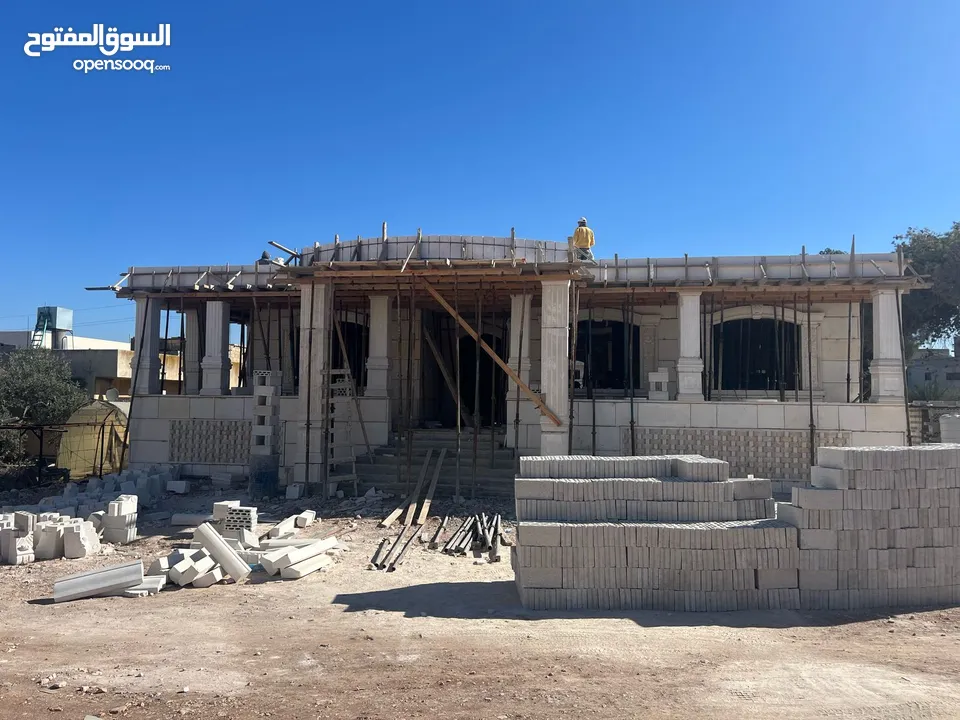 فيلا عظم 560م على قطعة أرض 1035متر على شارع البترا للبيع