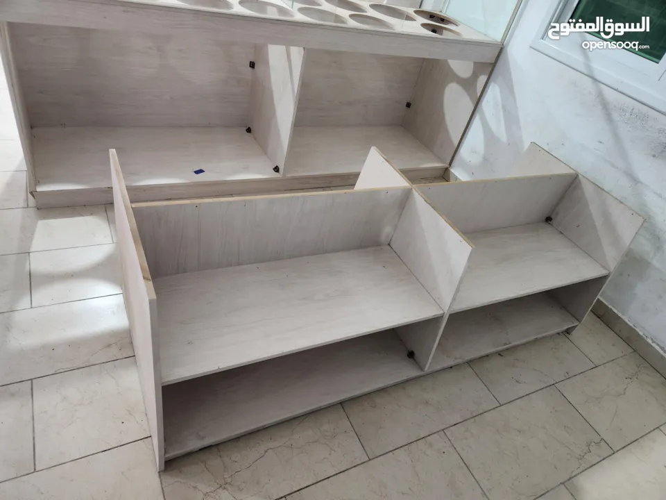 ديكور محمص شبه جديد مع رفوف وباترينه 2 متر وكراسي مكتب كلف تفصيل 15 الف شيكل البيع بسبب السفر بسعر ح