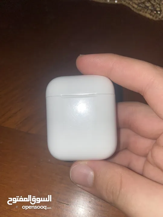 آيربودز الجيل الثاني (Apple AirPods 2) مع علبة شحن لاسلكية - حالة ممتازة وبسعر رائع شبه جديدة.