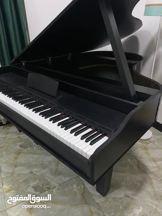 بيانو تصميم خاص داخل شكل كراند للبيع سعر 1،000000 مليون
