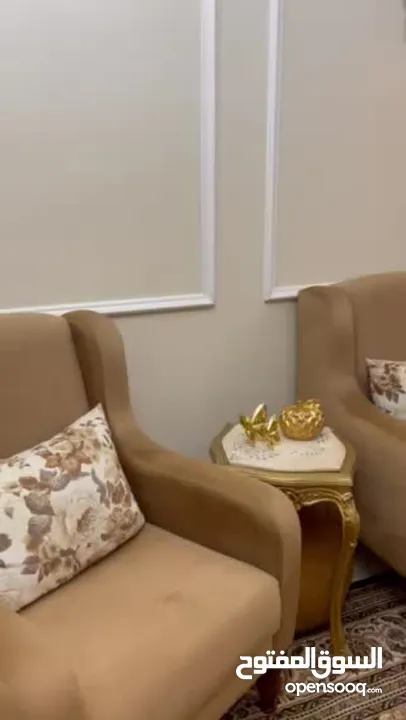 كنب صالون (11)مقعد نضيف شبه جديد للبيع بسعر مناسب