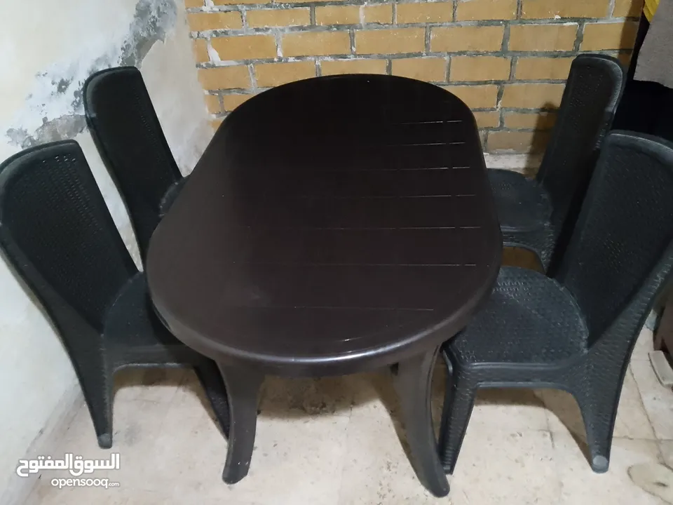 طاولة سفرة بحالة ممتازة النوع صانبة الأصلي مع اربع كراسي الأصليات