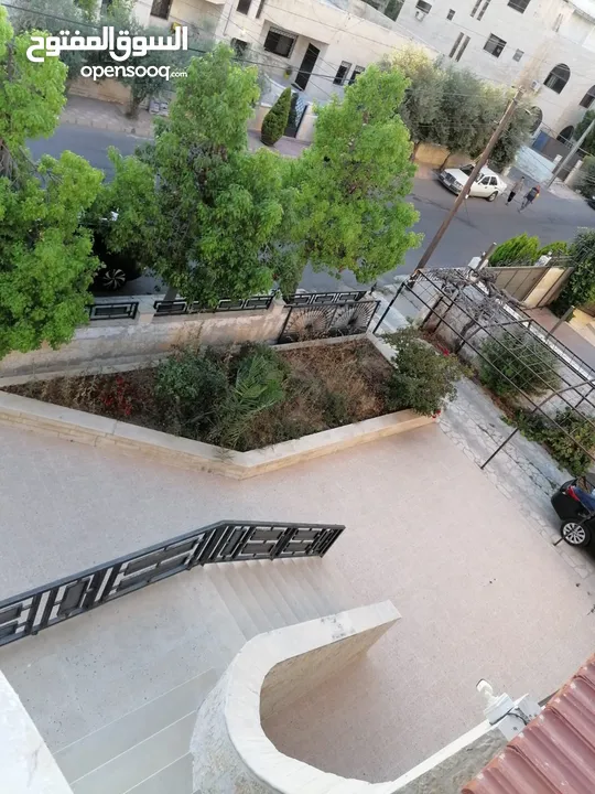 منزل مستقل للبيع الجبيهة/ دوار المنهل- للبيع المستعجل في منطقة هادئة وجيران محترمين حدائق وساحات