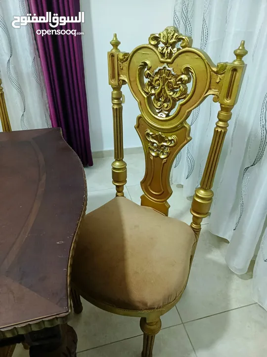 طاولة سفرة مع 6 كراسي للبيع  حالتها جيدة جدا