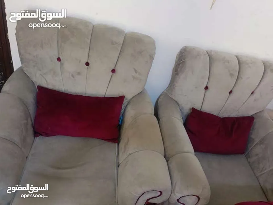 طقم كنب شبه جديد استعمال بسيط +طقم طاولات مجانا مع الكنب