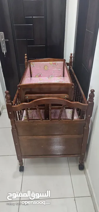 تخت اطفال مزدوج 2ب 1 وهدية فرشة لكل تخت +لحاف للتخت الكبير  تخت صغير هزاز وكبير قابل للفتح من الجانب