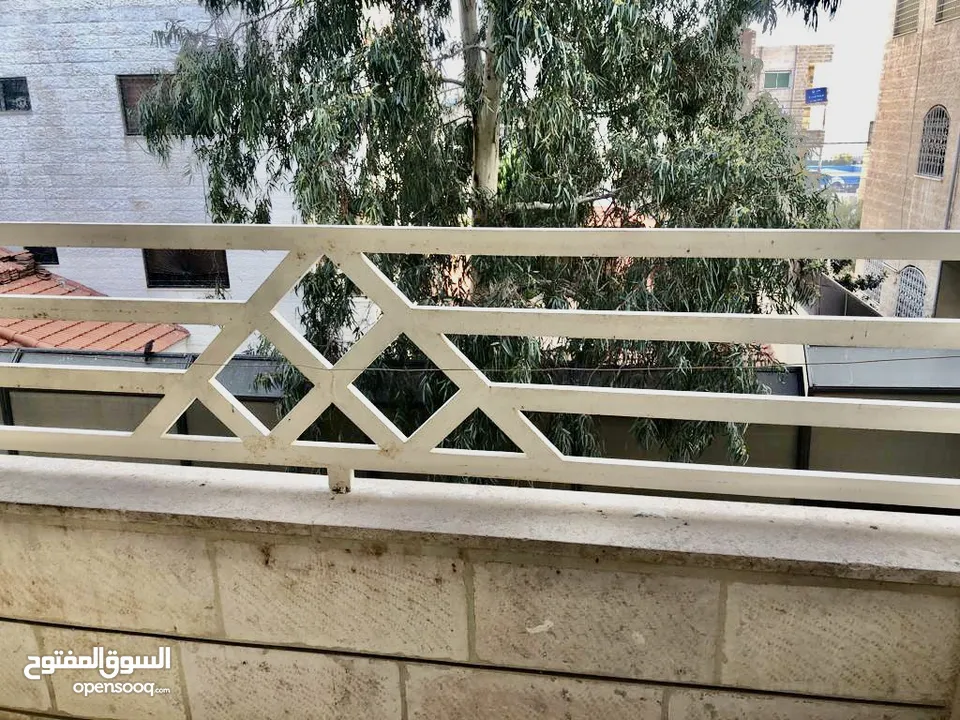 شقة للبيع في موقع مميز في الزرقاء الجديده - محاطه بفلل من جهتين