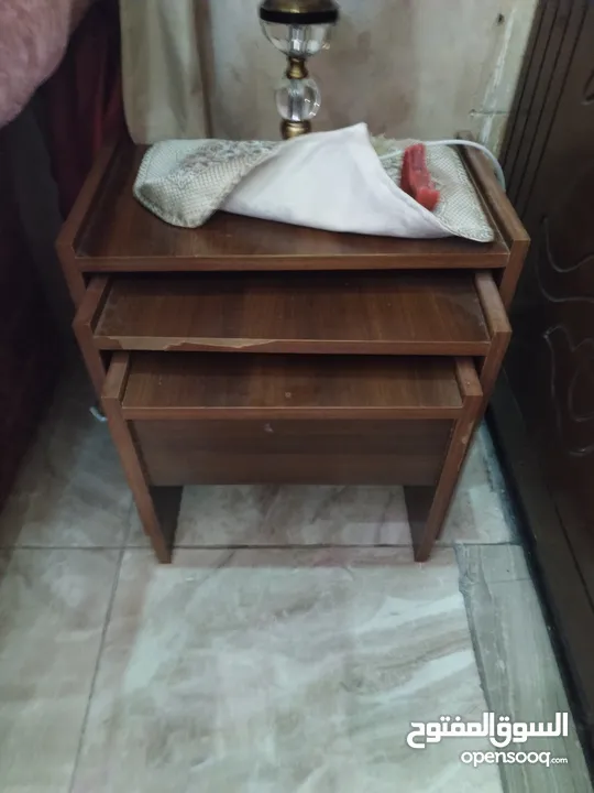 طاولة وسط مع طربيزات خدمة