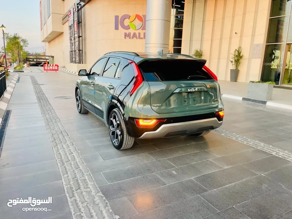 كيا نيرو هايبرد 2023 الاضافات الكاملة باللون المميز