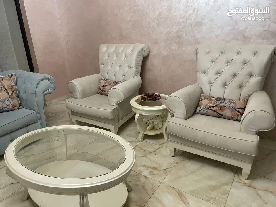 كنب صالون مع طاولات