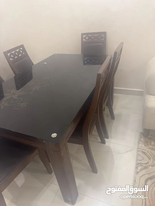 طاوله سفره بحاله جيده جدا خشب زان وكراسي عدد6جلد ما فيها شيء  نظيفه جدا وعليها سكريت