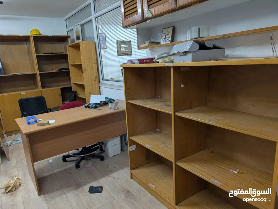 أثاث مكتبي بحالة جيدة في رام الله.. مكاتب وكراسي وطاولات وخزانات وطاولة اجتماعات