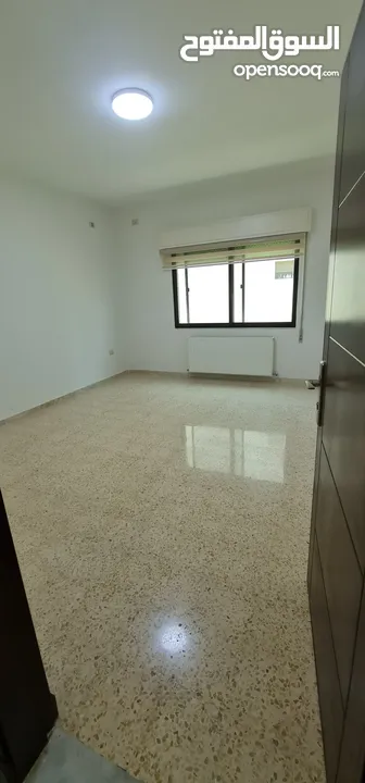 شقة للبيع في  الجاردنز  وقرب شارع المدينة المنورة 200م طابق اول علي شارعين بحالة جيدة جدا بسعر مغري