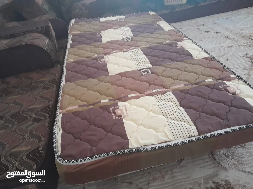 فرشتين مفرد ونص وطاوله وسط لون ابيض للبيع