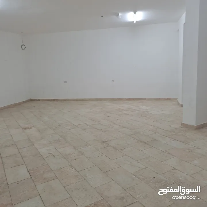 المخزن للايجار في سوق الخوير المساحة 104 متر .The warehouse is for rent in Al Khuwair