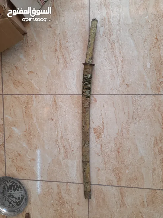 نحاسيات مع تحف مع عمله اردنيه قديمه وعمله اخرى