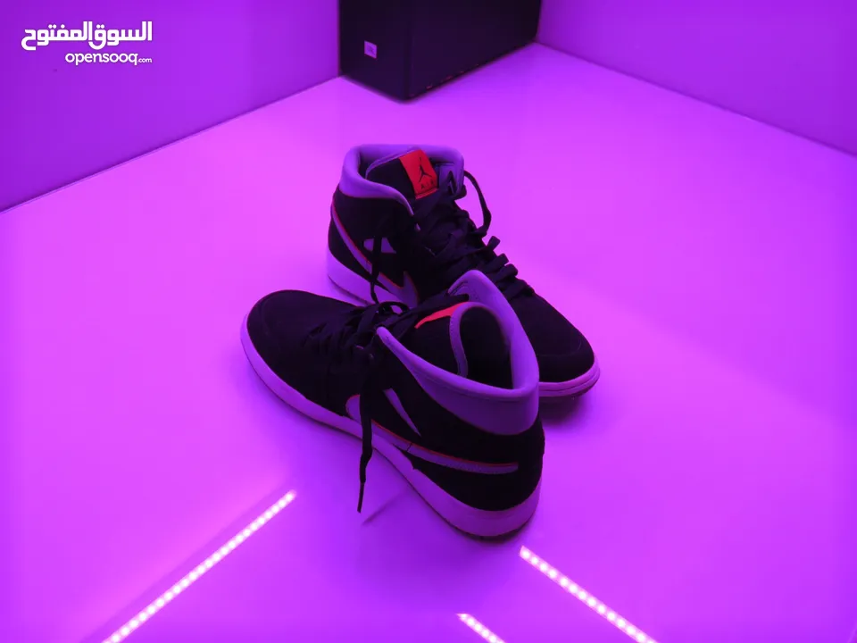 Nike Jordan 1’s Mid Particle Grey Gym Red (Price is negotiable/ يمكن التفاوض للسعر)