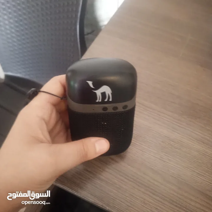 سماعة اذن غير مستعملة وسماعة حافظة للموسيقى بلوتوث جديدة مع شاحن