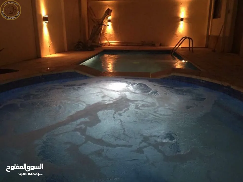 شقة أرضية مميزة للبيع في أم أذينة 200م مع حديقة وترسات وبركة سباحة 150م بسعر مغري