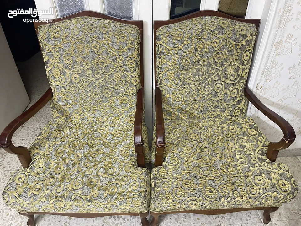 طقم كنب مع طاولاته وطاولة سفرة