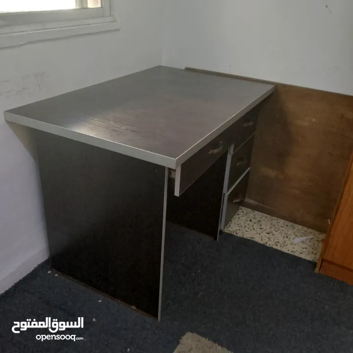 مكتب ممتاز جداً للدراسه و للكمبيوتر