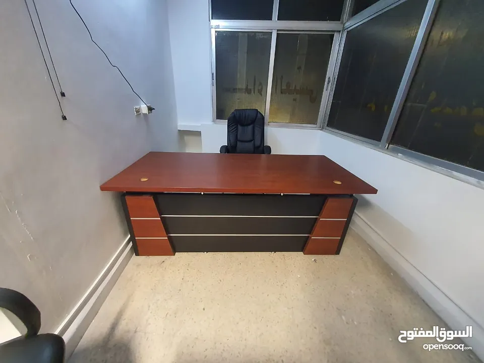 مكتب مع كرسي مدير