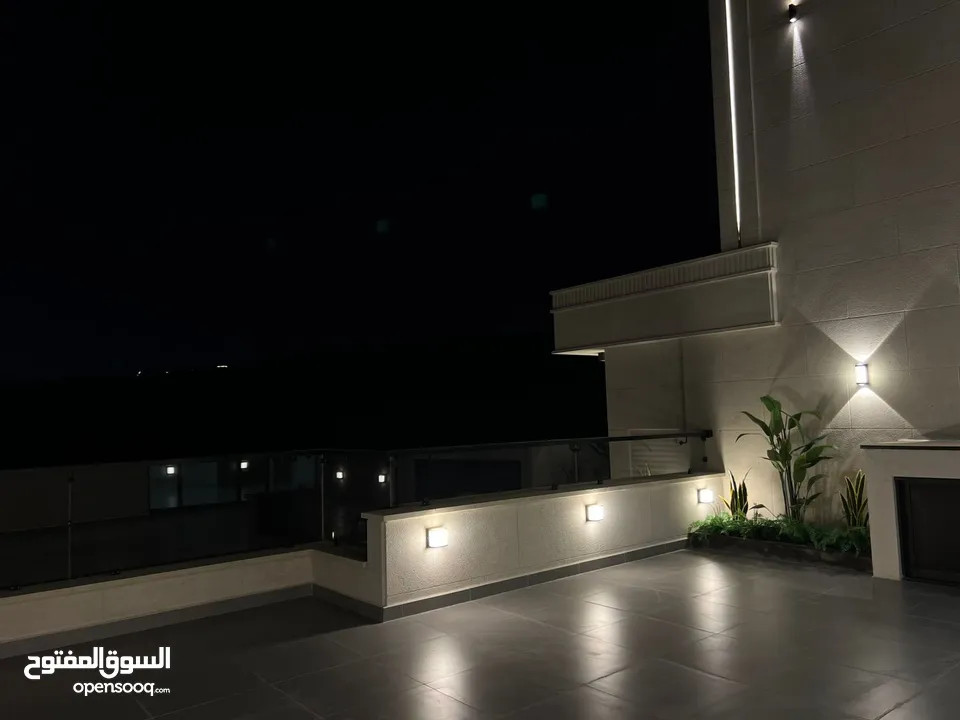 فرصة مميزة  أرضي مع حديقة وكراج – مساحات داخلية وخارجية واسعة.