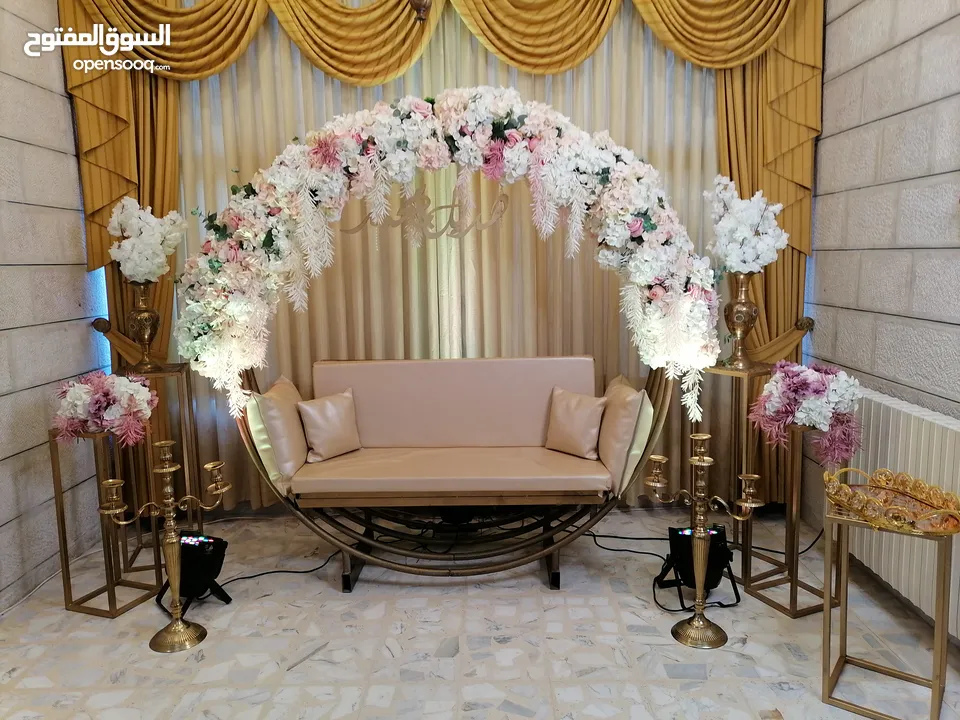 كوشة دائرية بتنسيق ورد مميز مع كامل اكسسوراتها