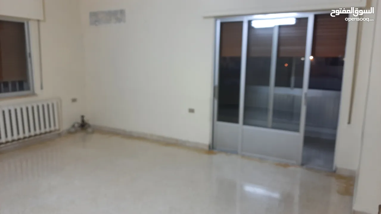 شقة واسعه صحية للايجار