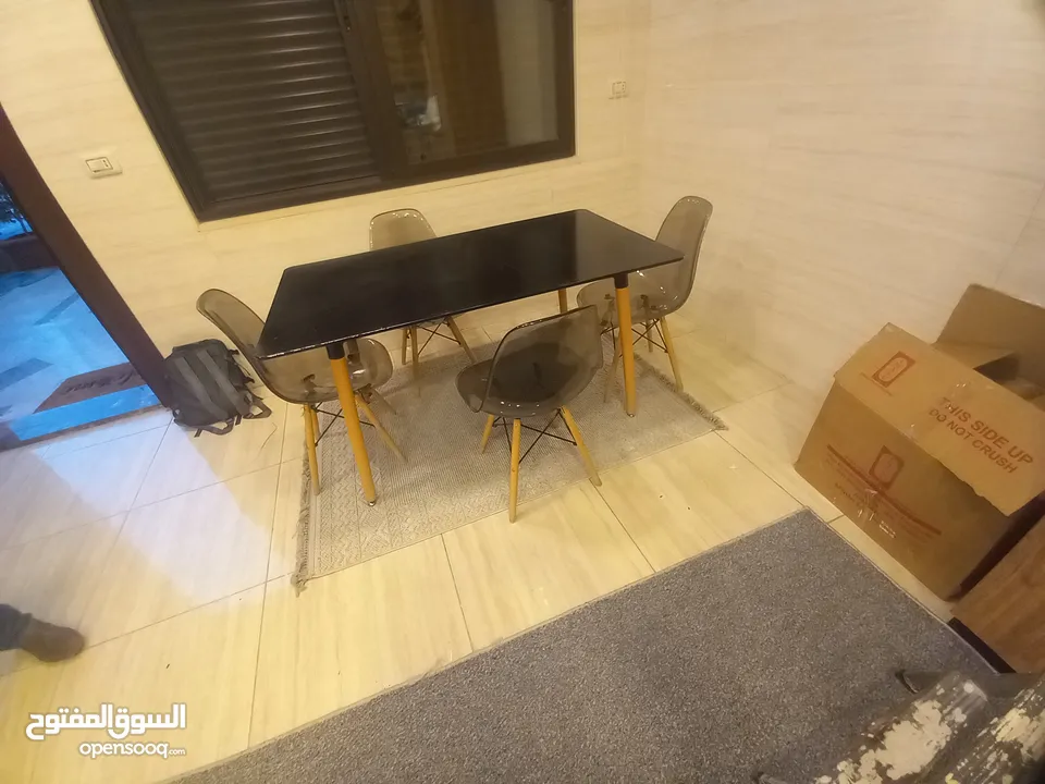 طاوله سفره بحاله جيده جدا للبيع الموقع عمان الجبيهه اربع كراسي الطاوله