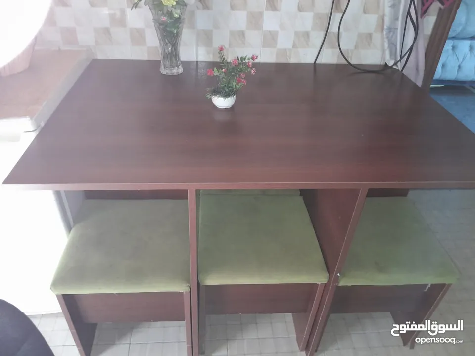 طاوله بحاله جيده جدا مع 6 كراسي