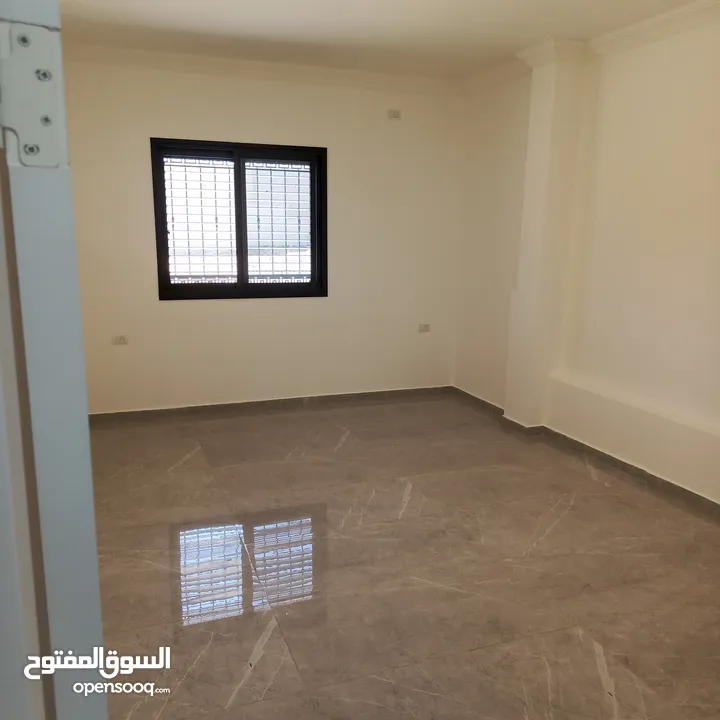 للبيع في عابود شاليه مساحة واسعة