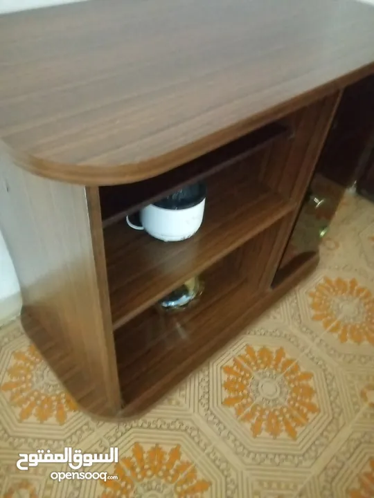 طاولة تلفزيون مستعمل للبيع الجاردنز بسعر مغري