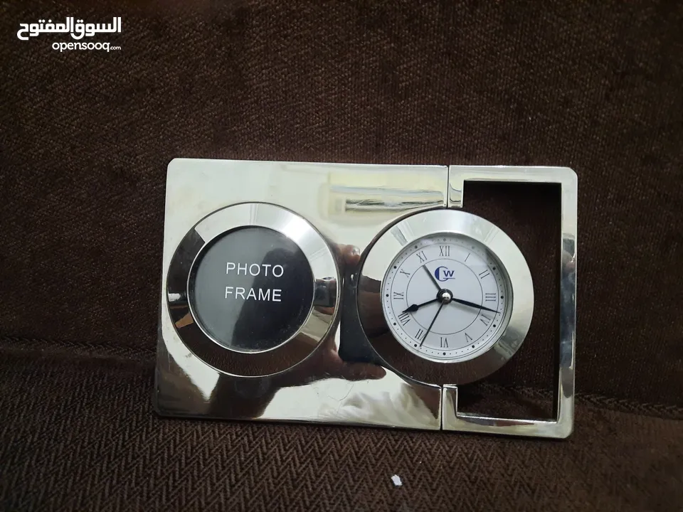ساعة مع منبة بفريم صورة للبيع