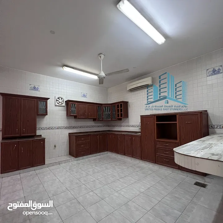 Excellent Commercial Villa / فيلا تجارية راقية للإيجار