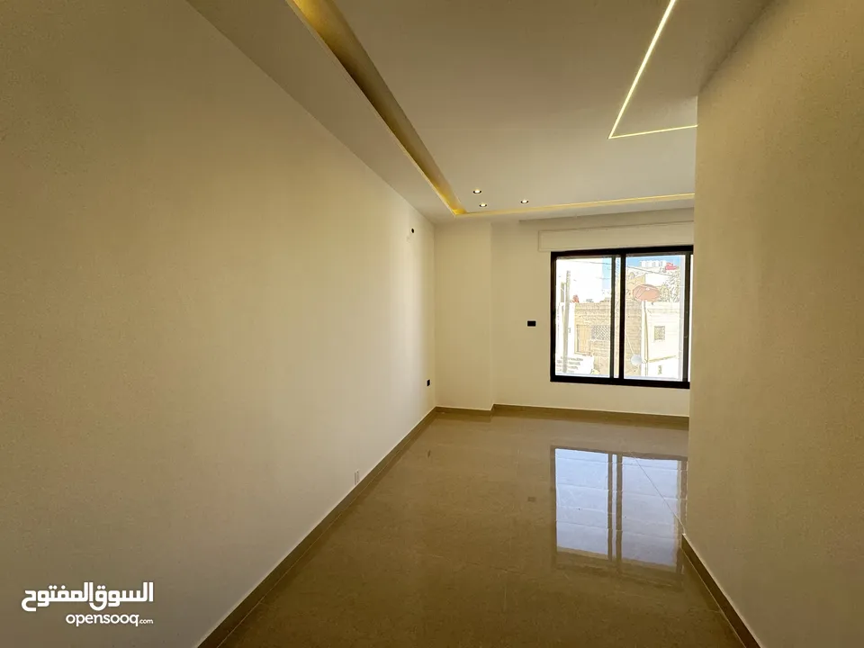 شقة ارضية (شركة شامية للاسكان)مع ترس وكراج للبيع بأجمل مناطق مرج الحمام بالقرب من دوار الشوابكة