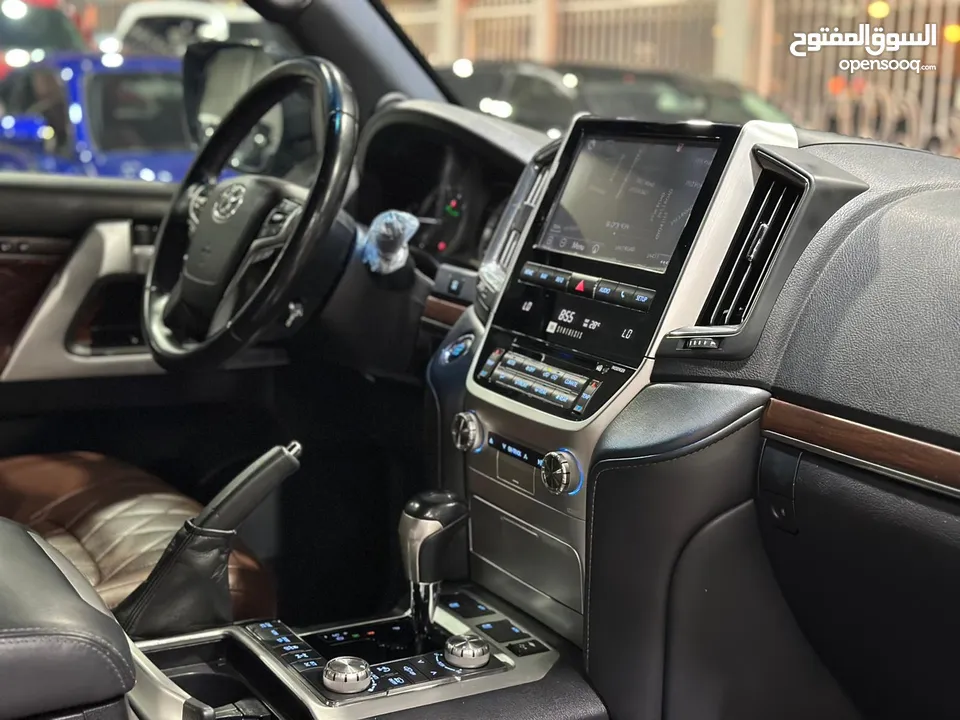 Land Cruiser VXS Black Edition