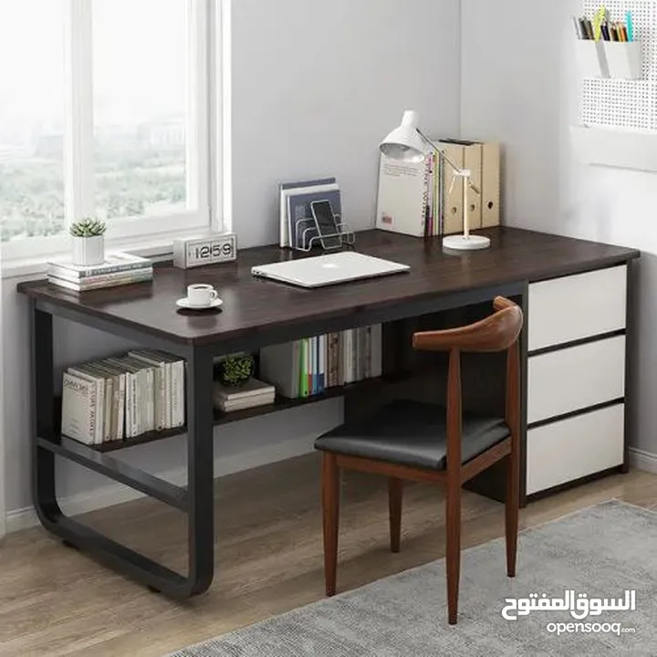مكتب عصري فاخر يجمع بين الأناقة والعملية!  يتكونمن هيكل معدني أسود قوي يمنح المكتب ثبات وأناقة.