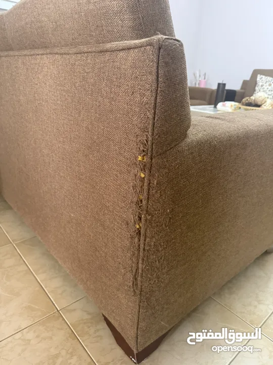 طقم كنب بني للبيع بحالة جيدة