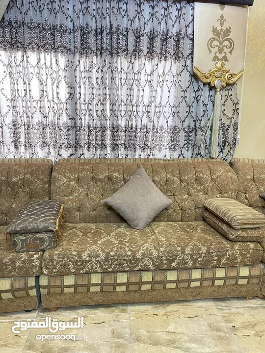 كورنر اماراتي خليجي مريح لغرفة جلوس او معيشه بلون عسلي مميز السعر 130 دينار السعر قابل للتفاوض