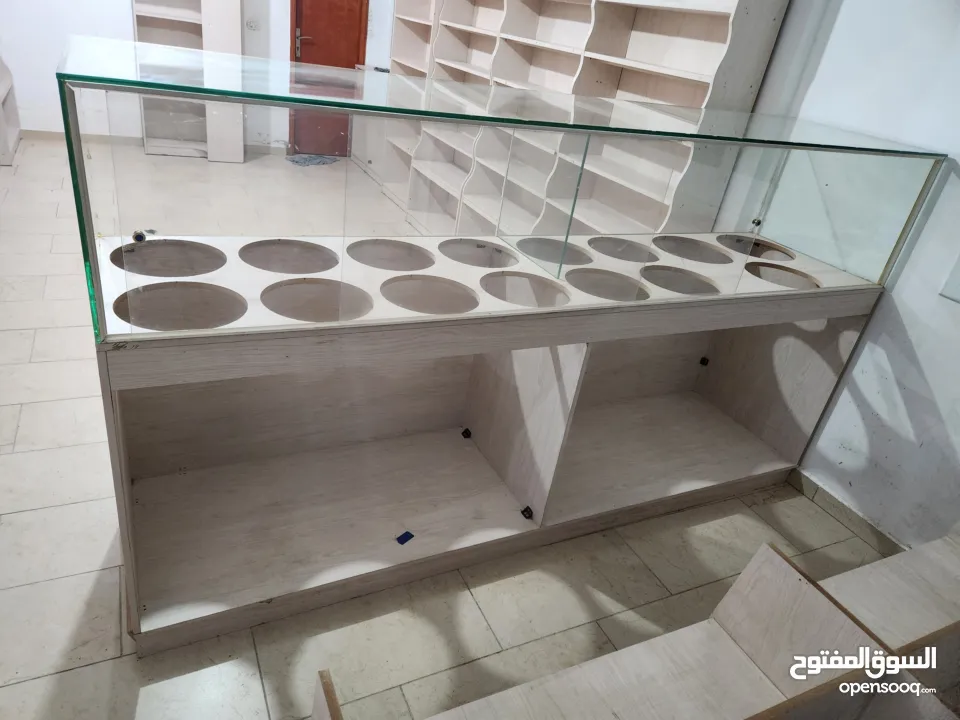 ديكور محمص شبه جديد مع رفوف وباترينه 2 متر وكراسي مكتب كلف تفصيل 15 الف شيكل البيع بسبب السفر بسعر ح