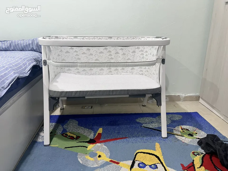 Baby crib with mattress