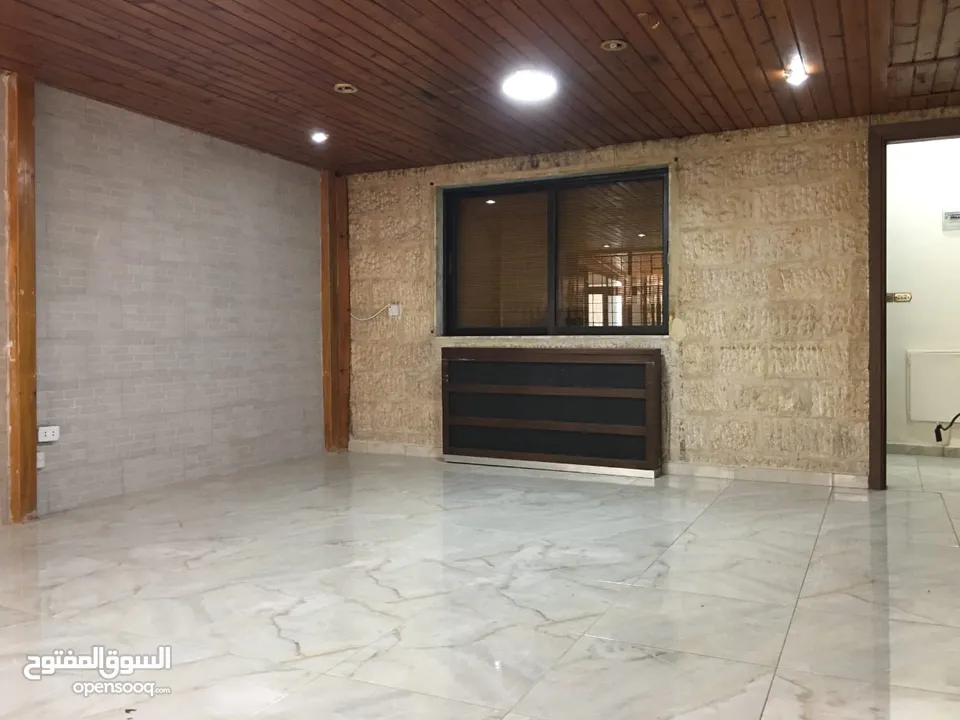 شبه فيلا فارغة للايجار