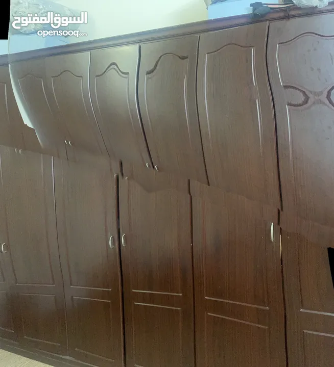 خزانة ملابس للبيع بسعر مناسب