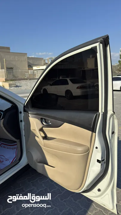 White Nissan x-trail 2015 model 7 seater GCC 228km for sale