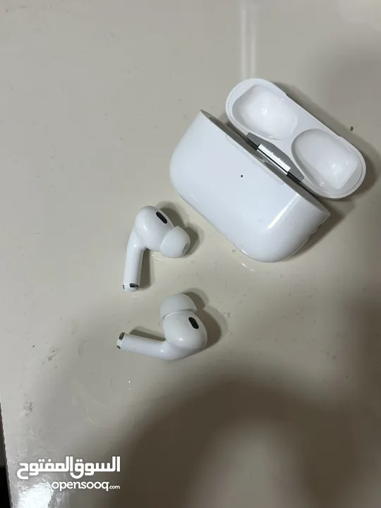 سماعة airpods pro 2 ممتازه استعملتها تقريبا مرتين و معها شاحن و الحمايات تبعون الاذن