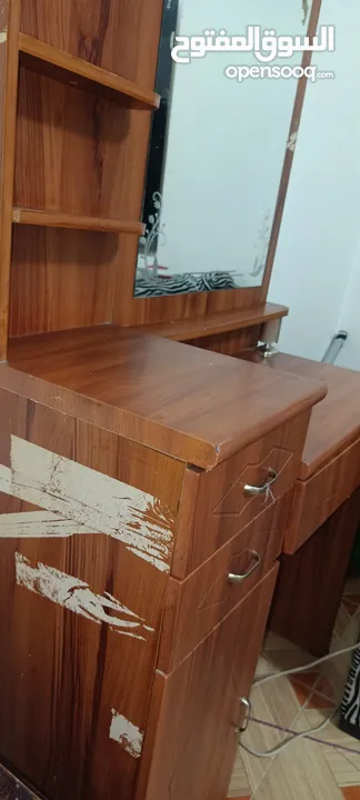 غرفة نوم مكونة من تختين و تواليت و خزانة